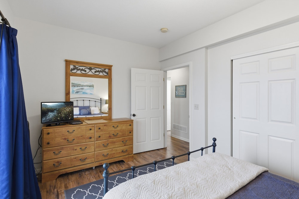 Lakefront Log Cabin With Private Dock, Two Decks & Cozy Comfort at 35mm in Sunrise Beach