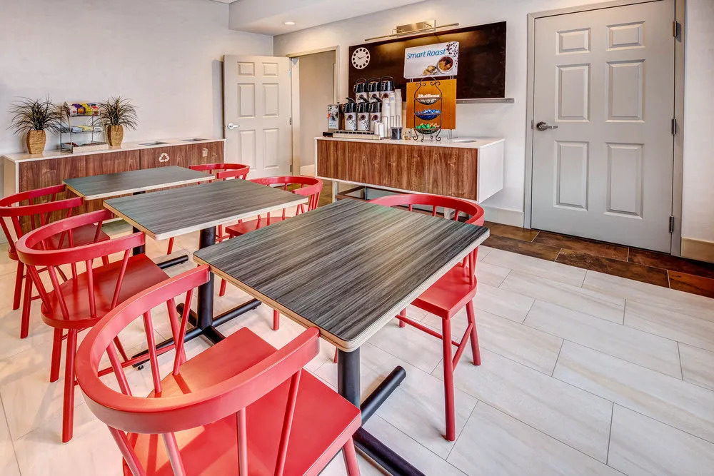 Holiday Inn Express & Suites Woodbridge