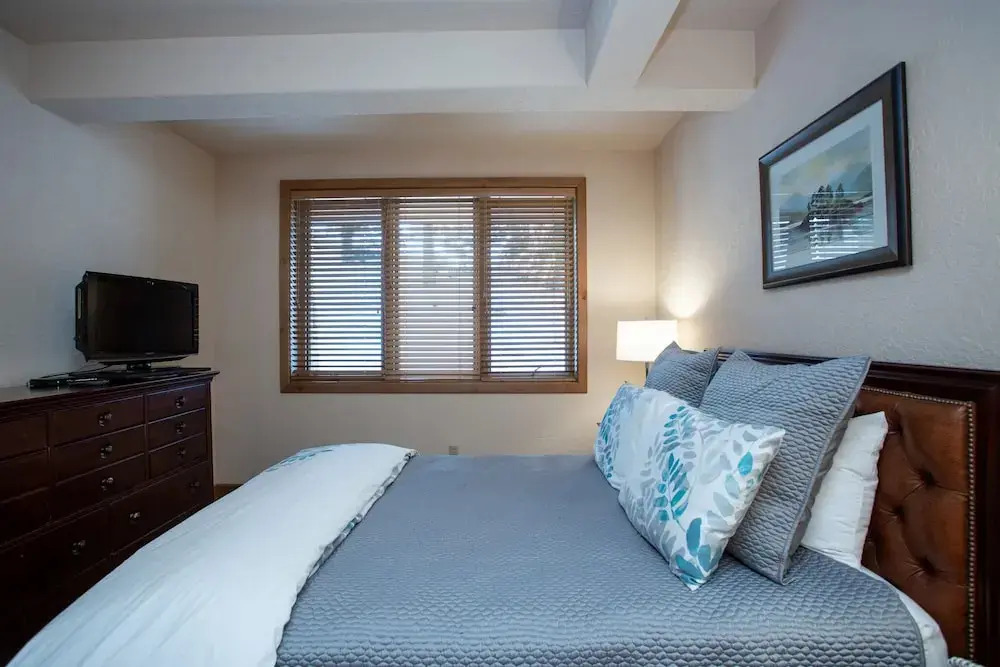 Sterling Lodge at Deer Valley Resort - Three Bedroom Condo with Hot Tub #108 3 Condo