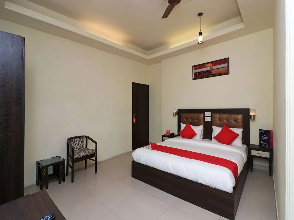 OYO 389 Hotel Applee Inn