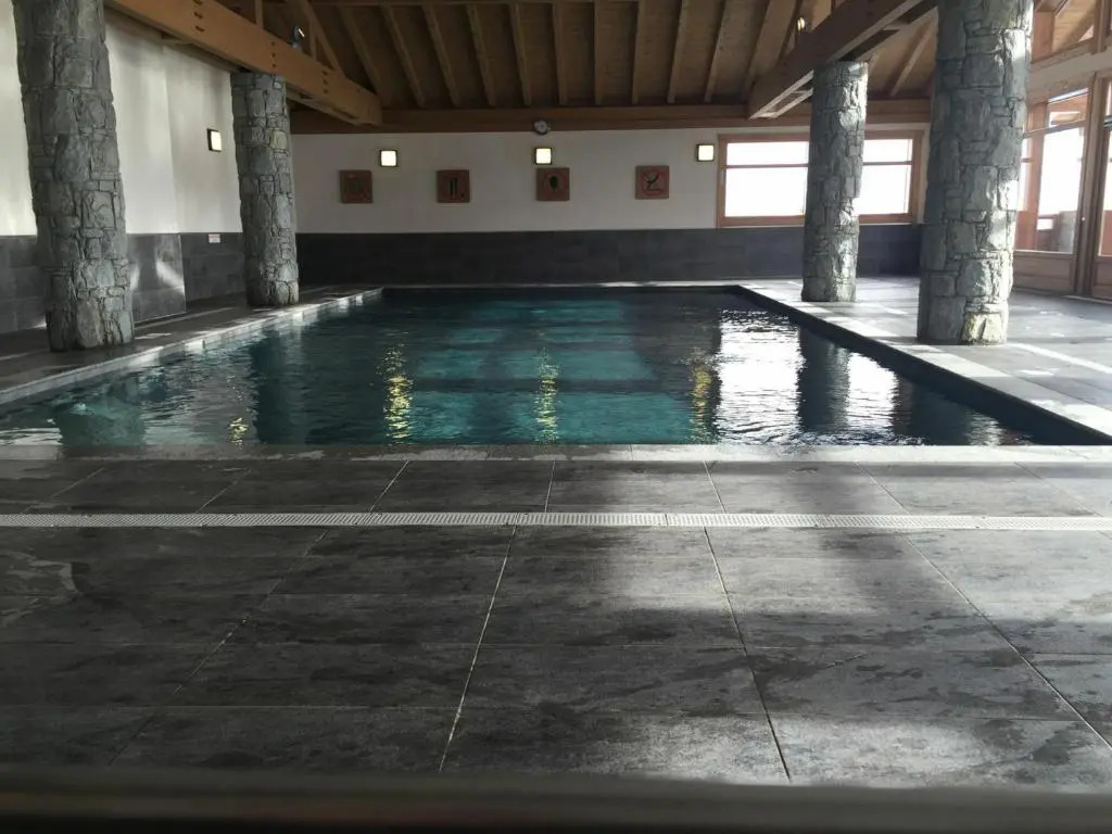 Appartement 2 pièces neuf avec parking et accès piscine - FR-1-293-244