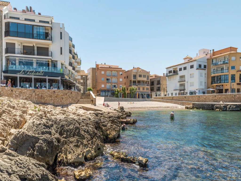 Sabina in L'Escala with 6 bedrooms and 3 bathrooms