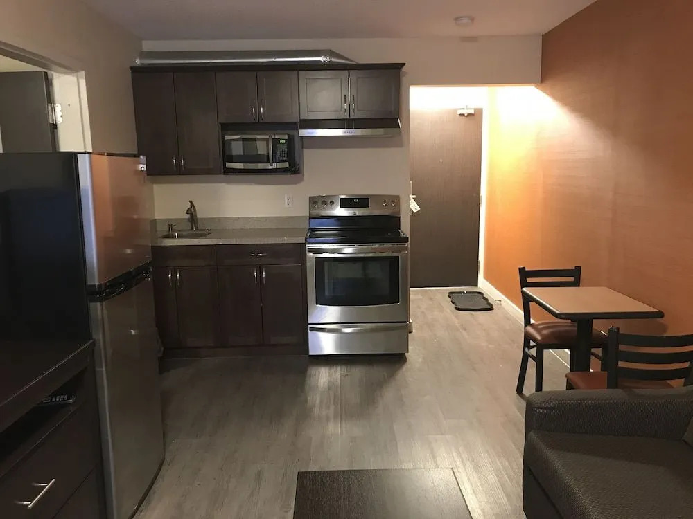 Bay Hill Inns & Suites