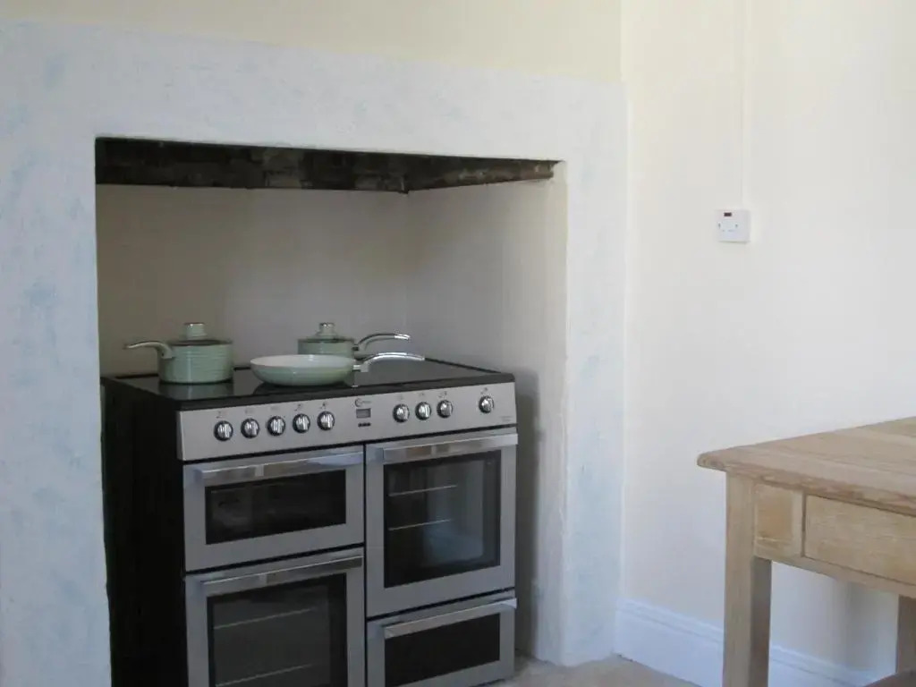 The Old Kitchens - Dog-Friendly Coastal Cottage, Isle of Wight, Near The Needles