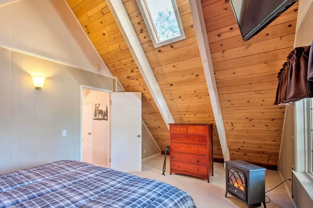 South Lake Tahoe Home w/ Deck & Mountain View!