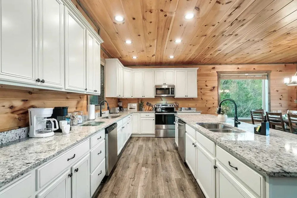 Smoky Horizon by Avantstay Game Room, Movie Theater, Deck w Hot Tub Views!