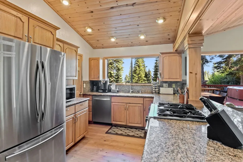 Lakeview Pine Haven: Hot Tub, Near Skiing & Beach 5 Bedroom Home
