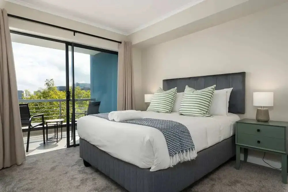 Modern 2 Bed Century City Apartment, Pool + Braai