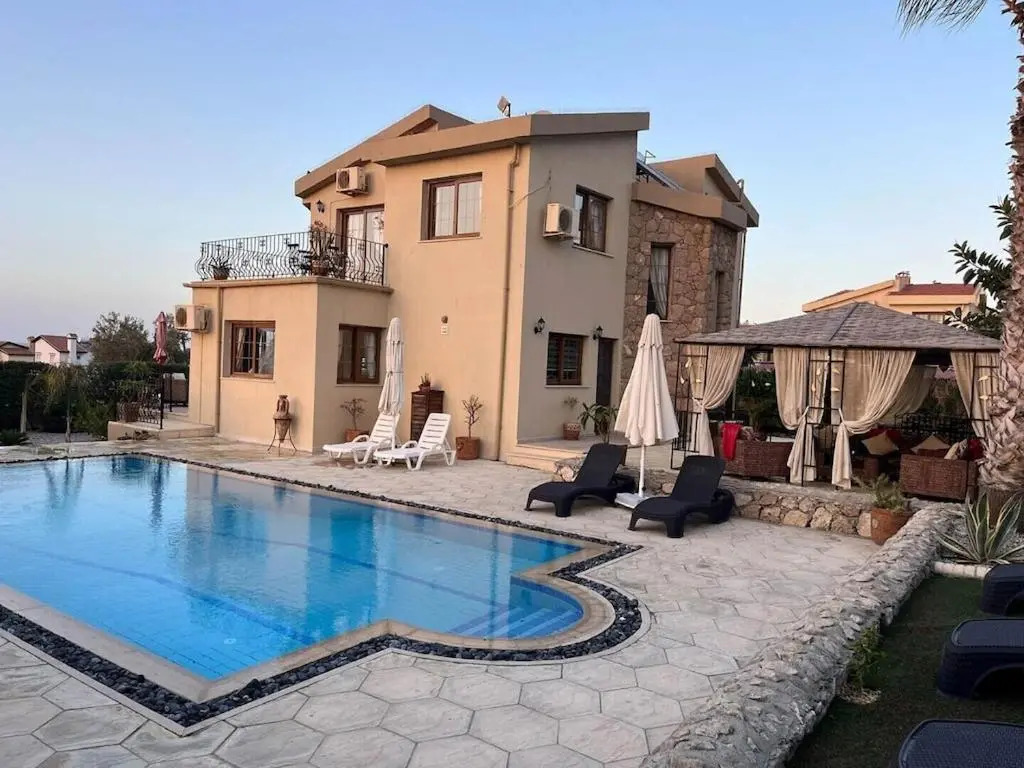 4 Bedroom (Sleeps 8) Villa in Esentepe
