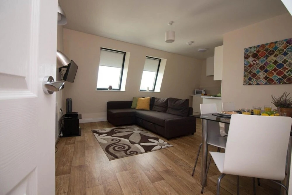 Stayzo Castle Penthouse 16- A Clean Fresh Modern Apartment With Free Wi-fi