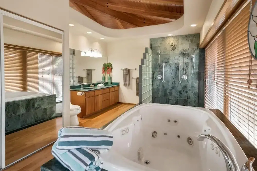 Kona Wa'a Paradise Getaway
