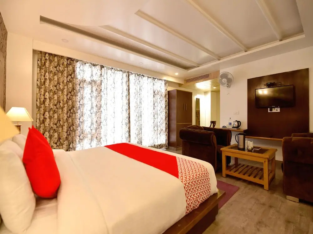 OYO 13091 Manali Grand