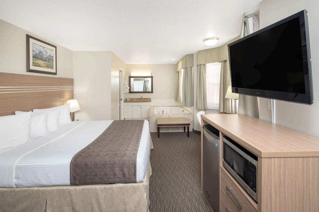 Travelodge by Wyndham Golden Sportsman Lodge