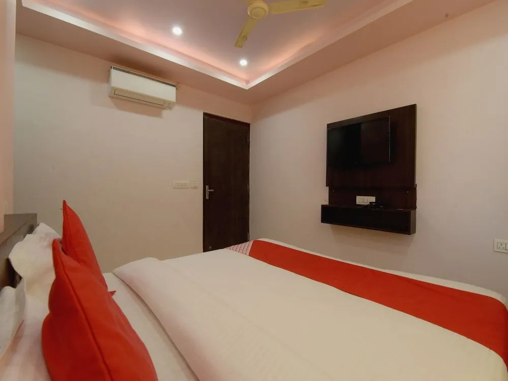 OYO 23606 Hotel Danaria