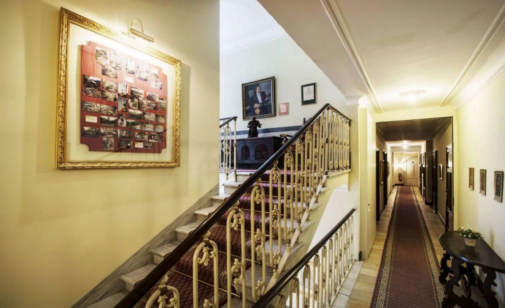 International au Lac Historic Lakeside Hotel