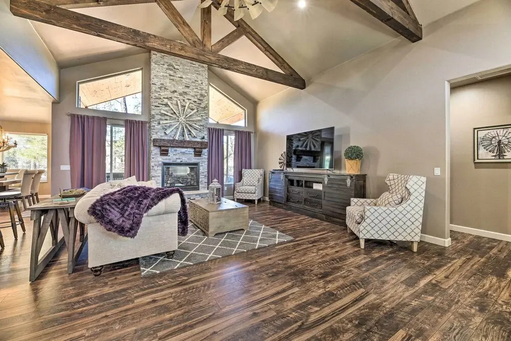 Hot Tub & Ponderosa Views! Luxe Cabin in Lakeside