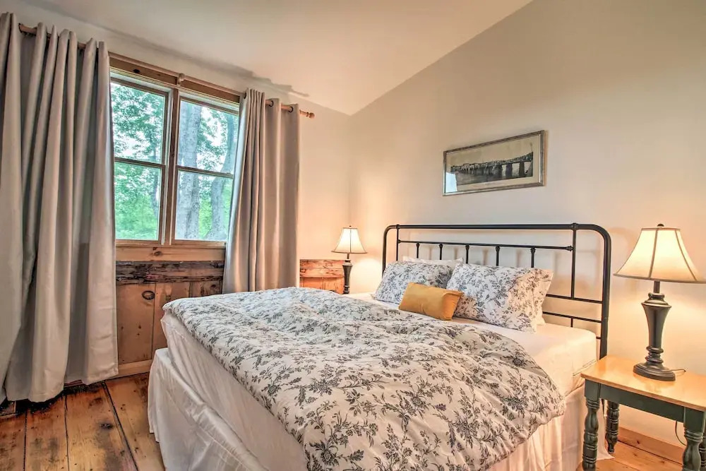 Renovated Farmhouse < 1 Mile to Okemo Mountain!