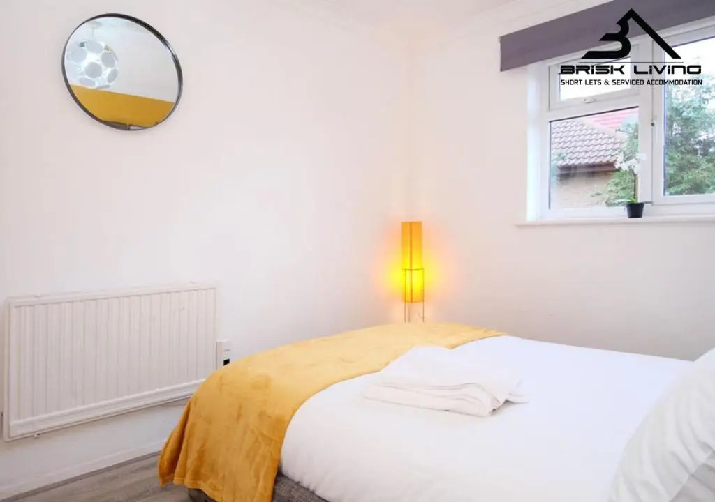Modern & Bright One BR Flat For Couples & Professionals with Free Parking By Brisk Livings Dagenham