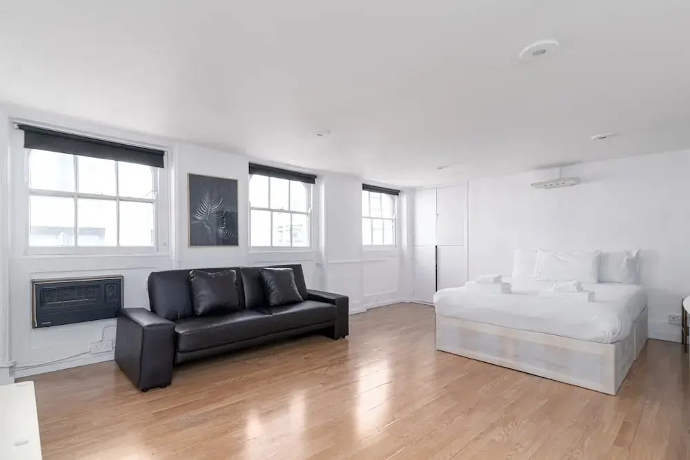 Central Top Floor Studio Flat by Oxford Street