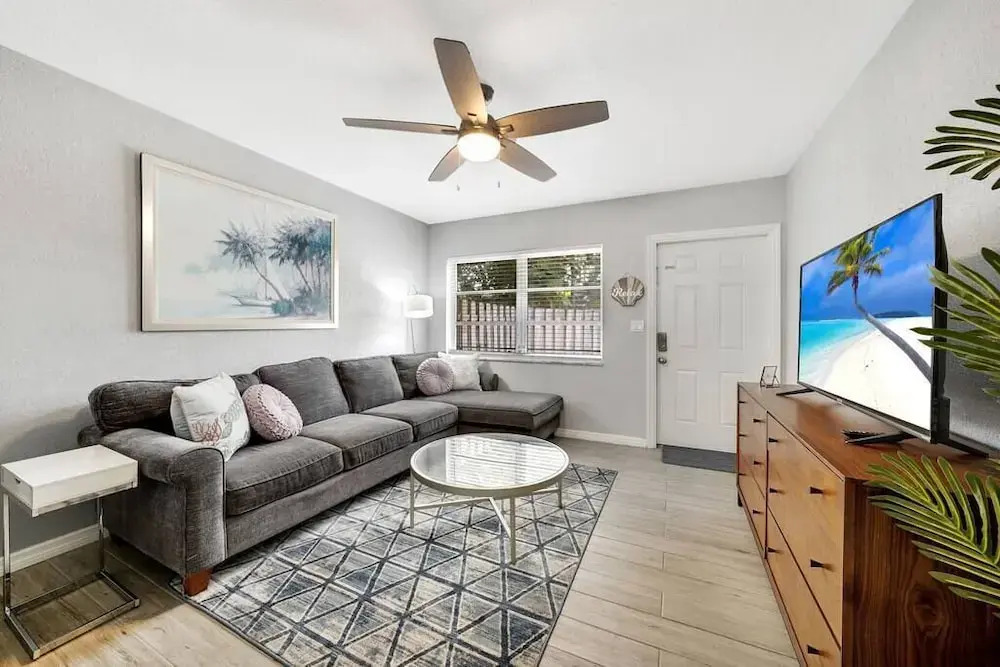 Lovely 1 bedroom unit with work station