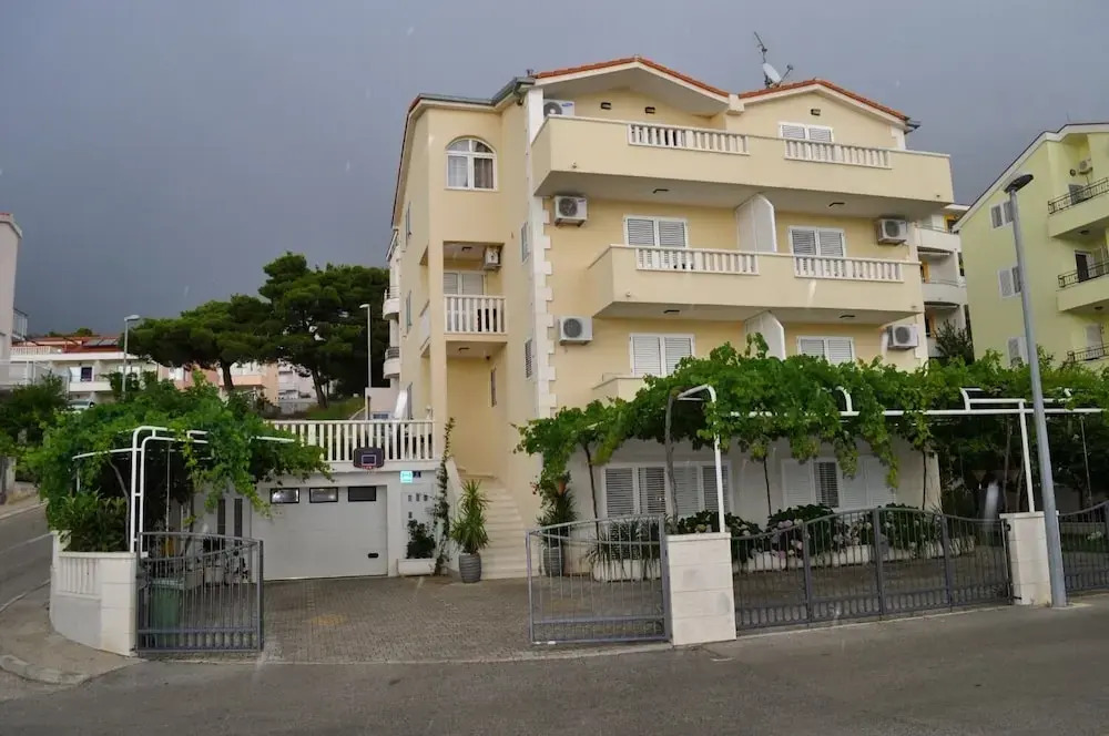Ivi - big Parking and Courtyard - SA4