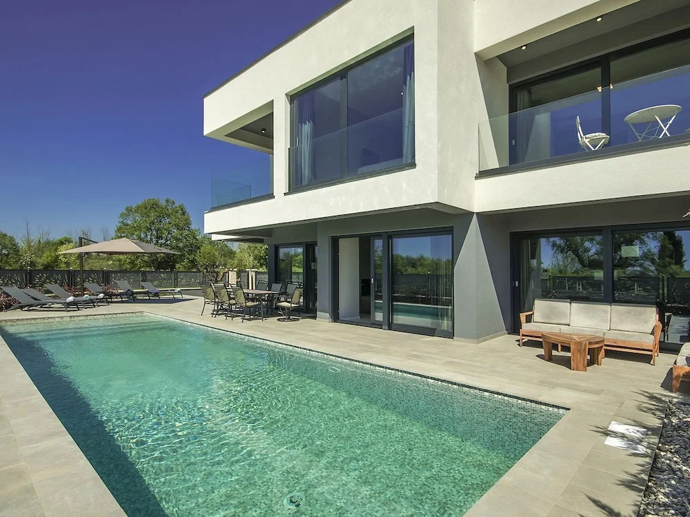 Luxurious Villa in Porec With Jacuzzi
