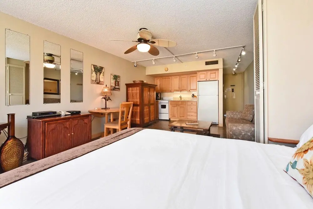 Royal Kahana #617 Studio Bedroom Condo by RedAwning