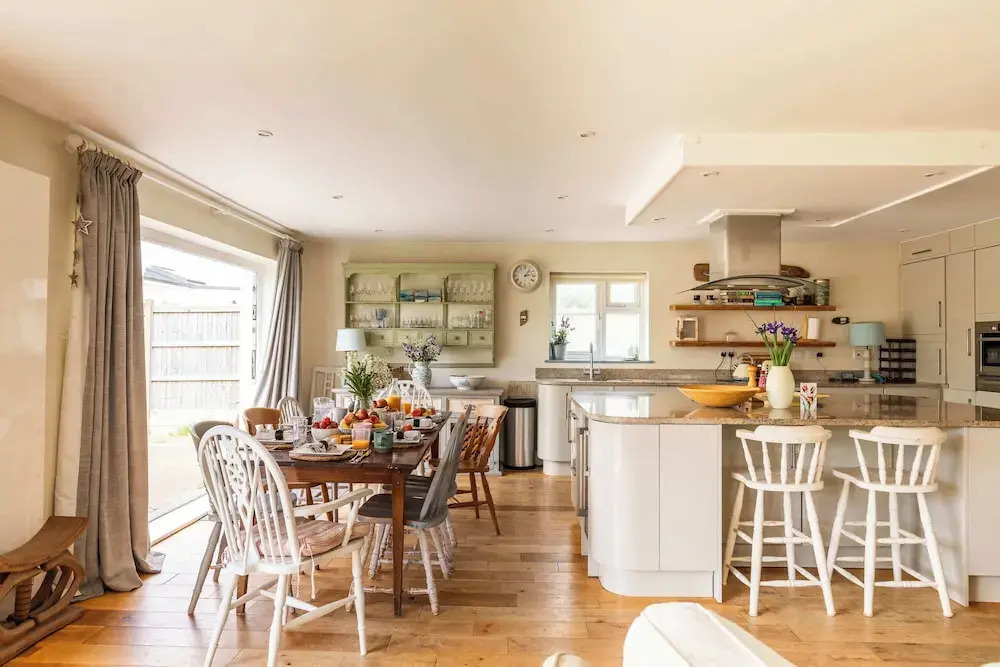 Light-filled Family-friendly Beach House
