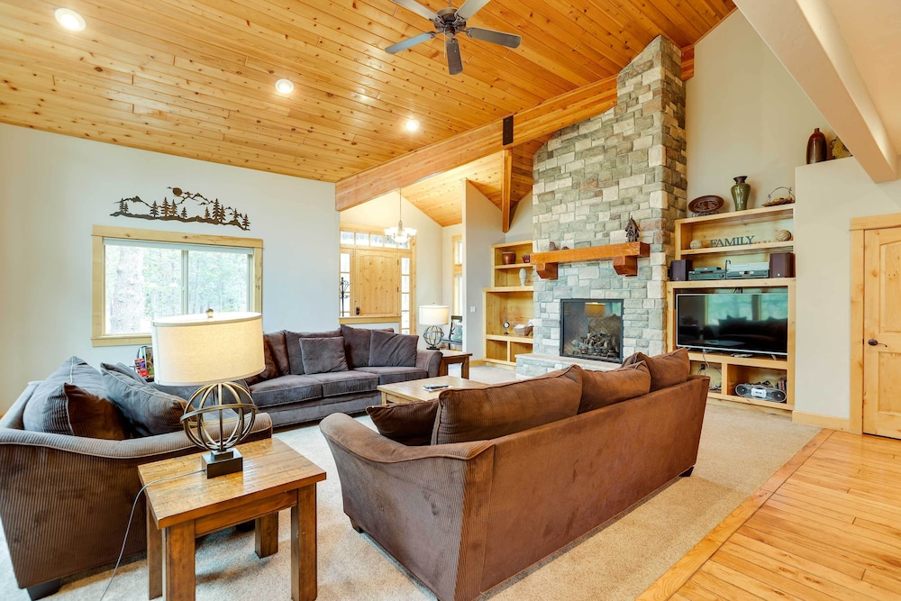 Private Pool & Hot Tub: Sunriver Retreat!