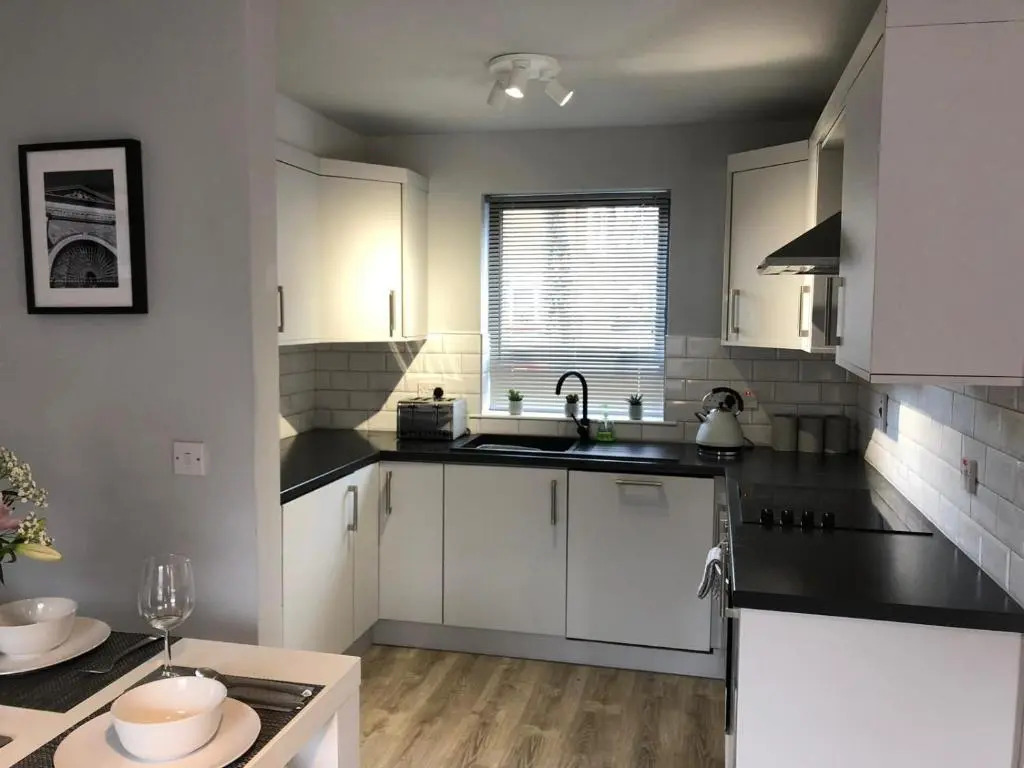 City Centre Townhouse-3 Bedrooms & Parking - Excellent Location