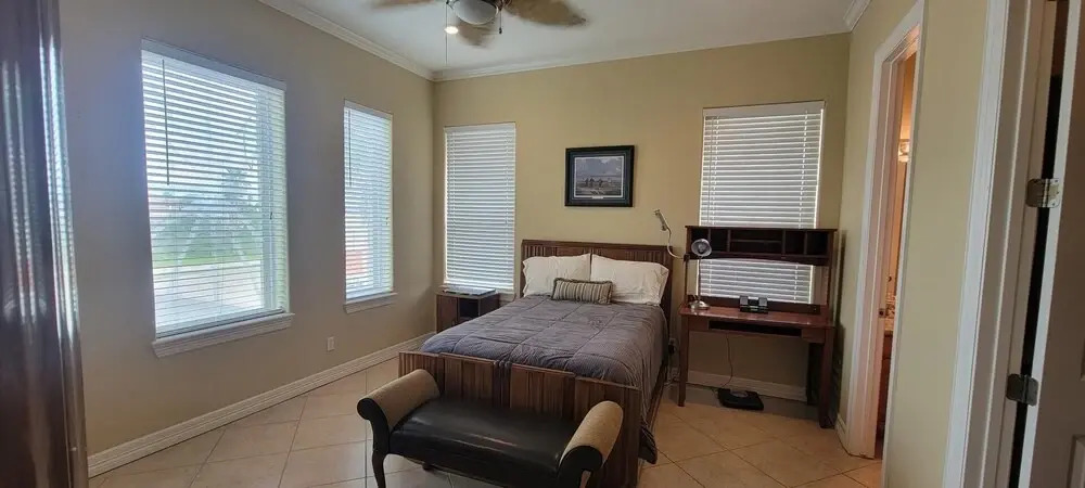 Quiet Side Street * Pool * 1.5 blocks to Beach (Aqua del Mar #4) by RedAwning
