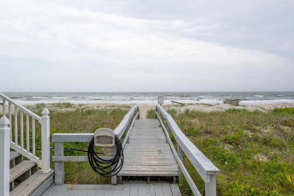 Breezy Oaks by Oak Island Accommodations