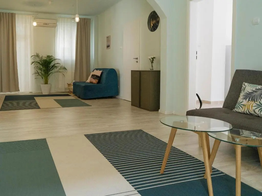 Spacious and Quiet - City Center Apartment