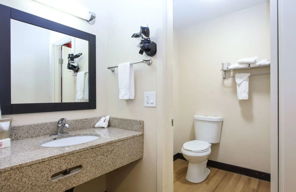 Evergreen Inn & Suites Portland