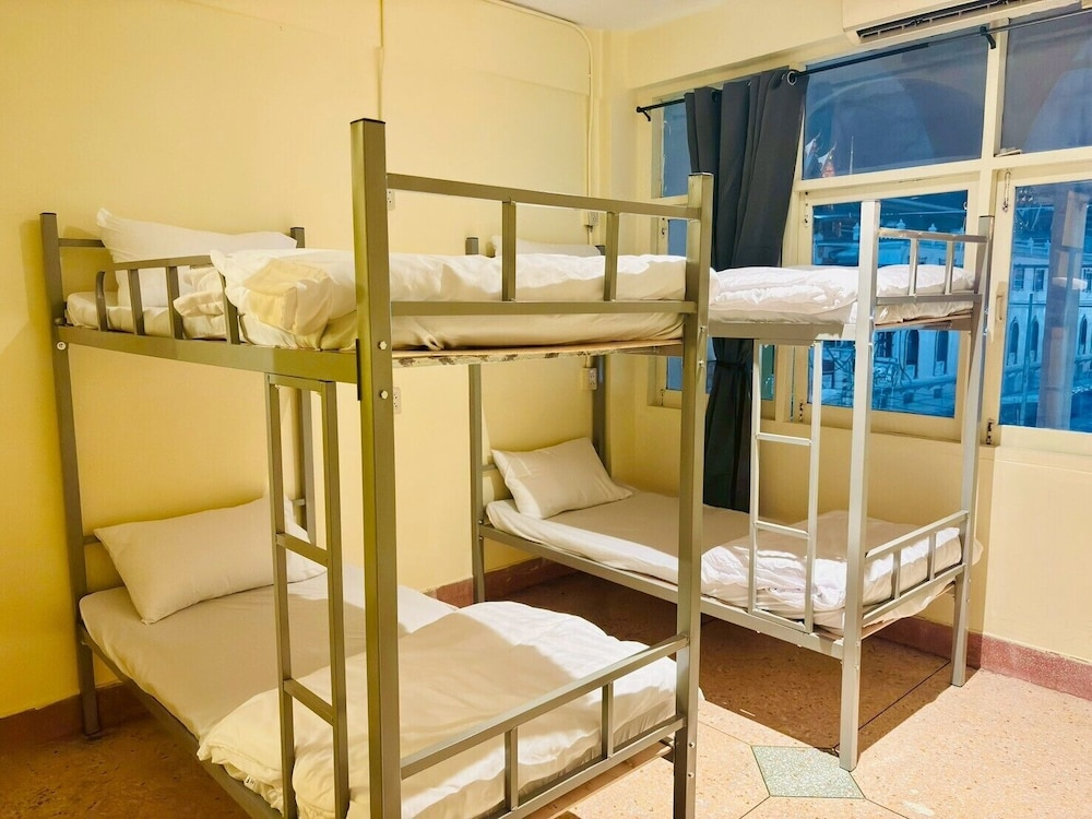 Sukhum Charoen Krung Tak-Sin bridge guest house