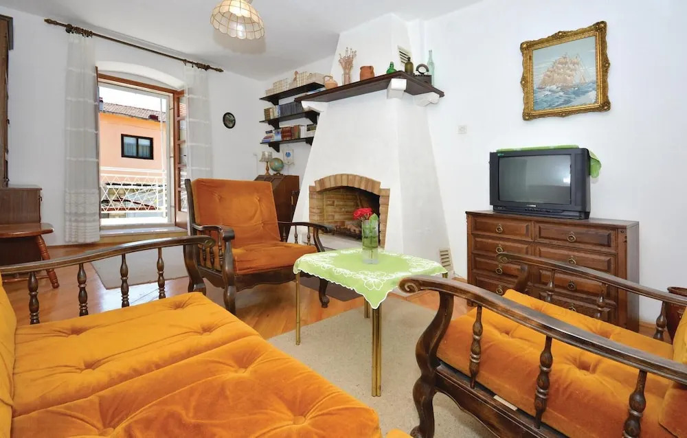 Stunning Home in Stari Grad With Wifi and 3 Bedrooms