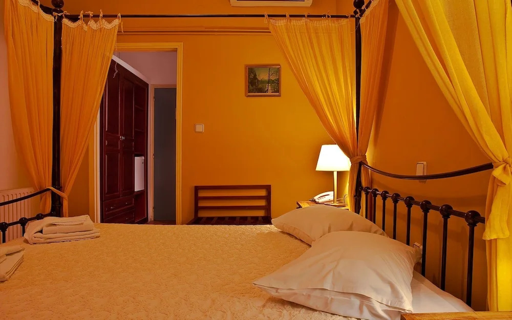 Chris Hotel