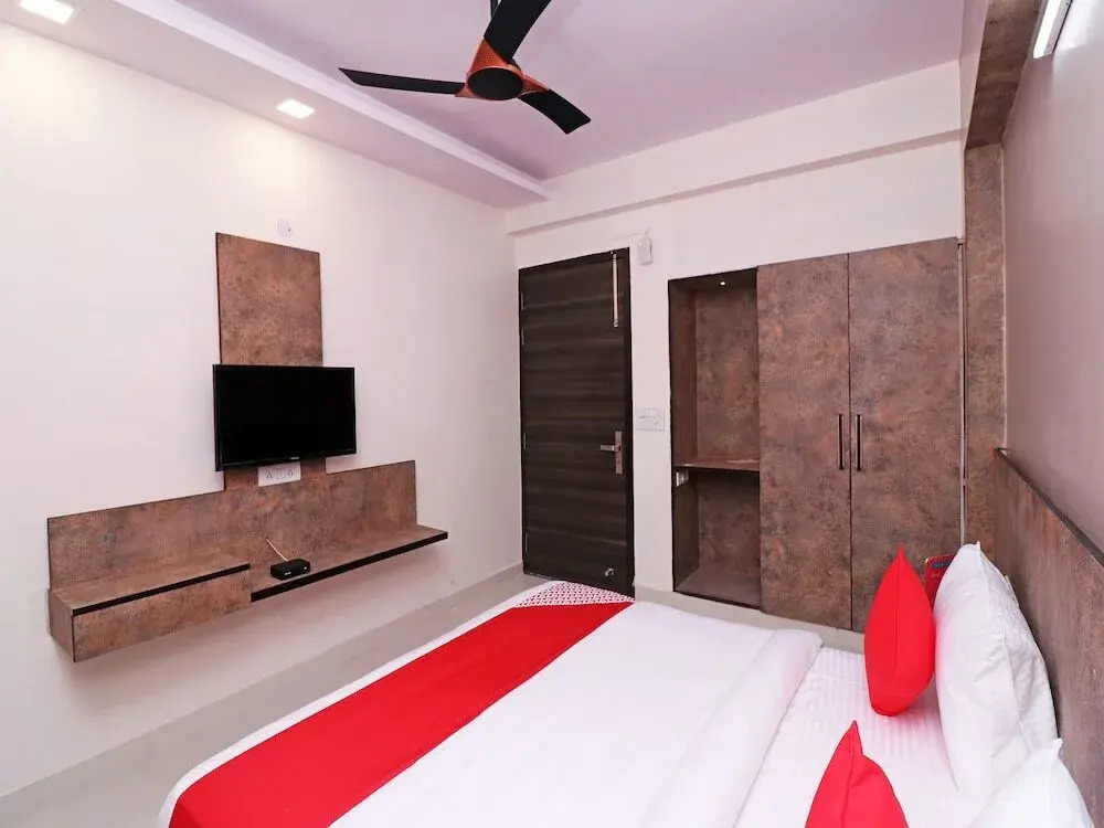 Collection O 74986 Hotel Sky Villas Near Palam Metro Station