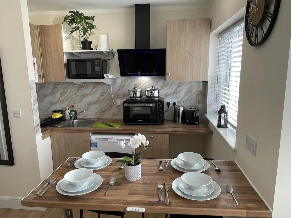 Spacious one Bedroom Apartment With Free Parking
