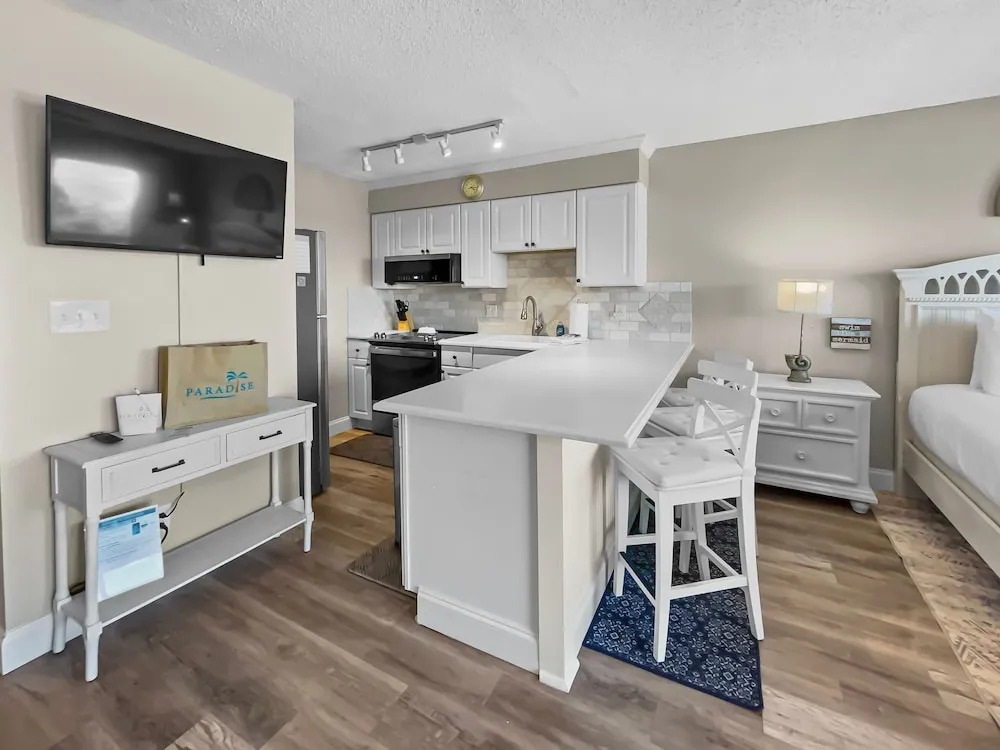 Summersalt 1 Bedroom Condo by RedAwning