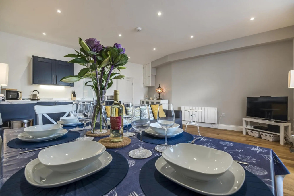 Sea Legs - 2 Bedroom Apartment - Windsor House - Tenby
