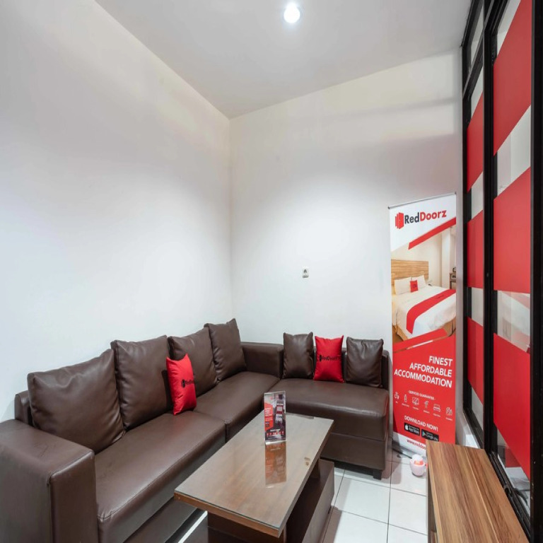 RedDoorz near Eka Hospital BSD City