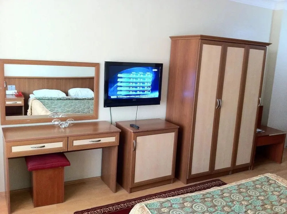 Eyna Hotel