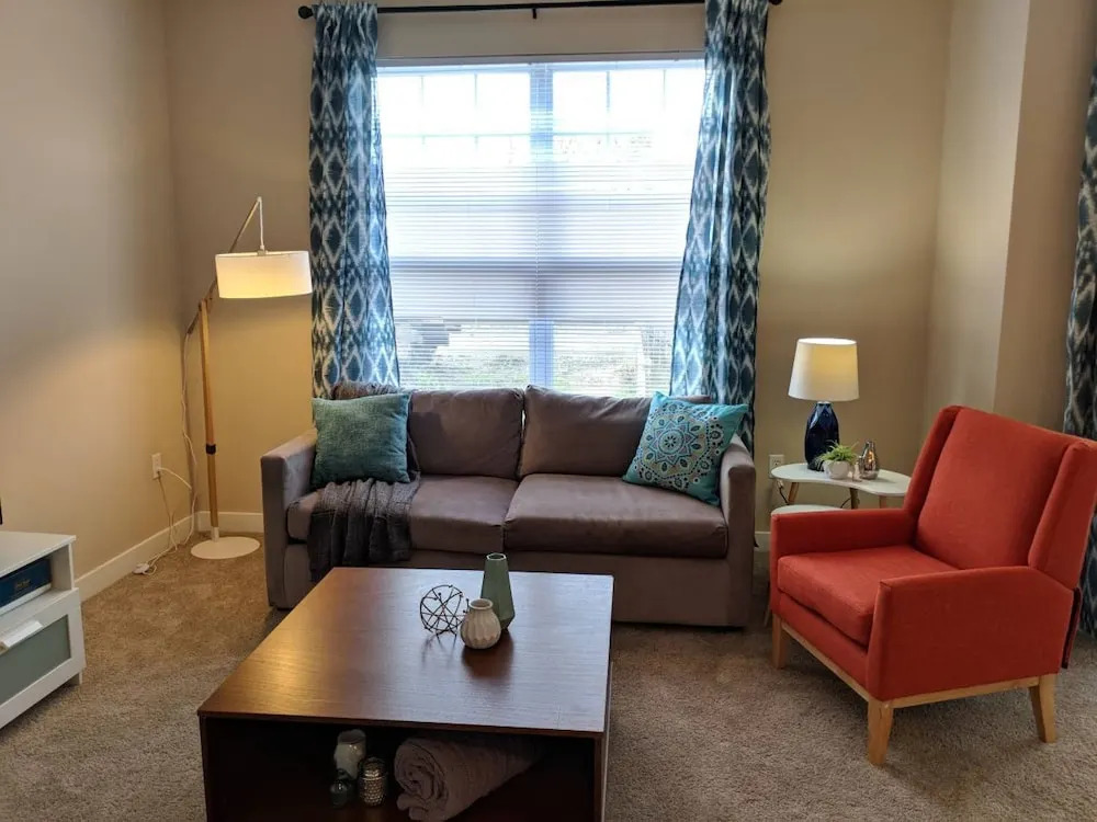 Mid-Century Modern 2BR Apt with VIews