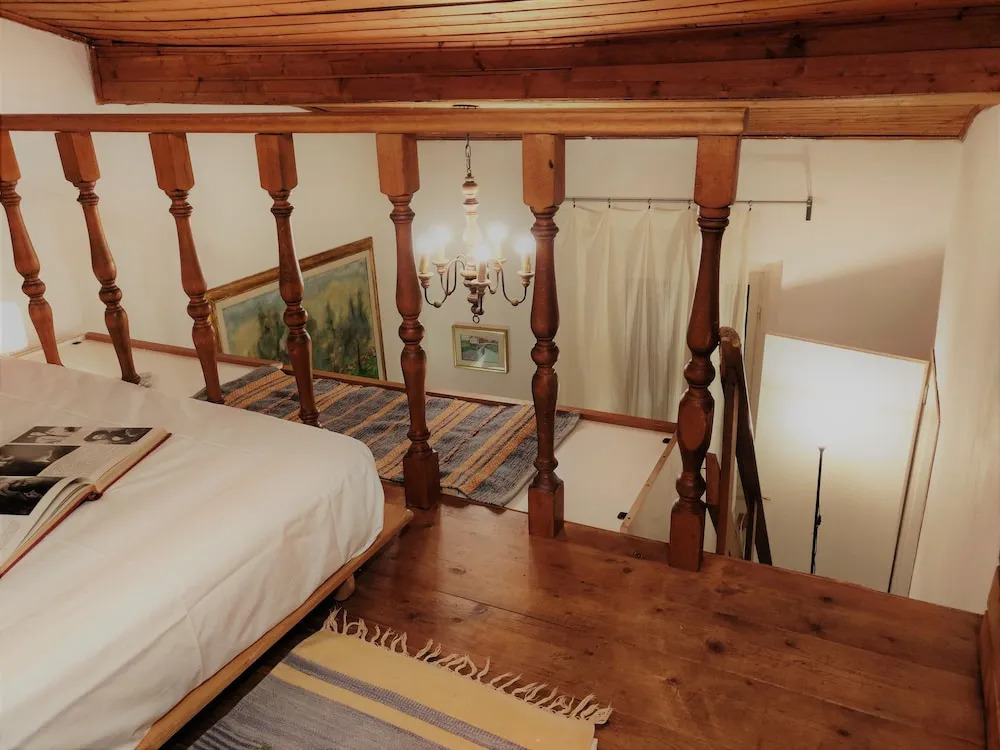 Golden Authentic Florentine Gem, Perfect Location