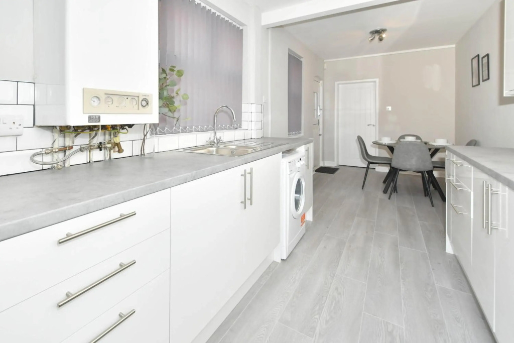 Heathfield House by YourStays, 4BR Home Open for Contractors