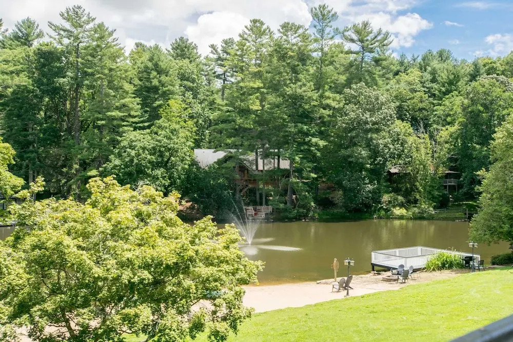 Lakeview 1BR Condo w Deck Walk to Village