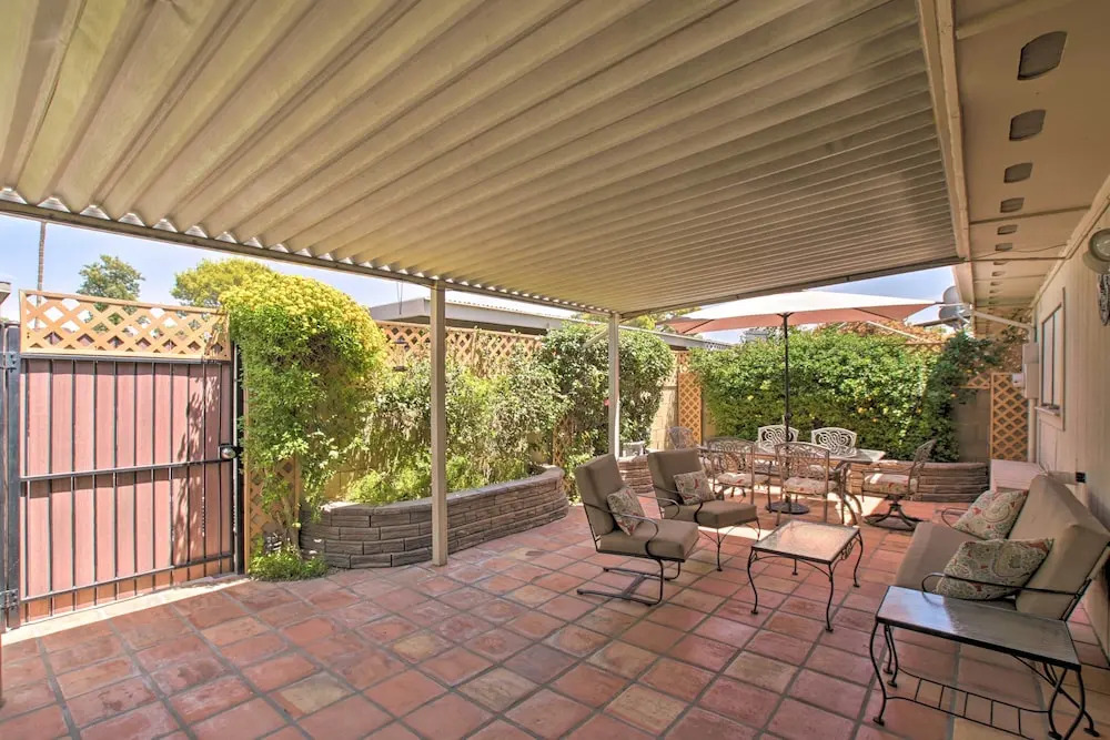 Walk to Trolley & Lake: Sunny Scottsdale Townhome