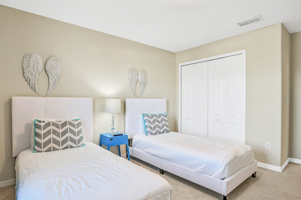 2-story Townhouse Near Disney W/private Heated Pool, Shared Clubhouse, Gym, AC