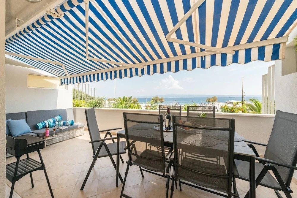 Beach & Palms Apartment